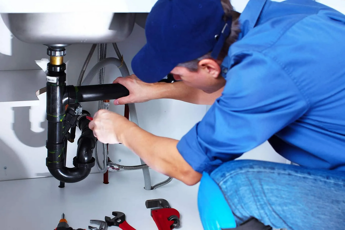 Hombre secuestra a plomero porque le estaba “cobrando muy caro” en España