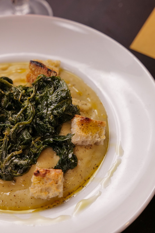 Fave bianche di carpino e cicorie selvatiche