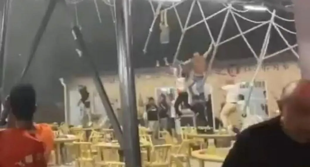 China: Turbonada se lleva el techo de un restaurante con todo y clientes