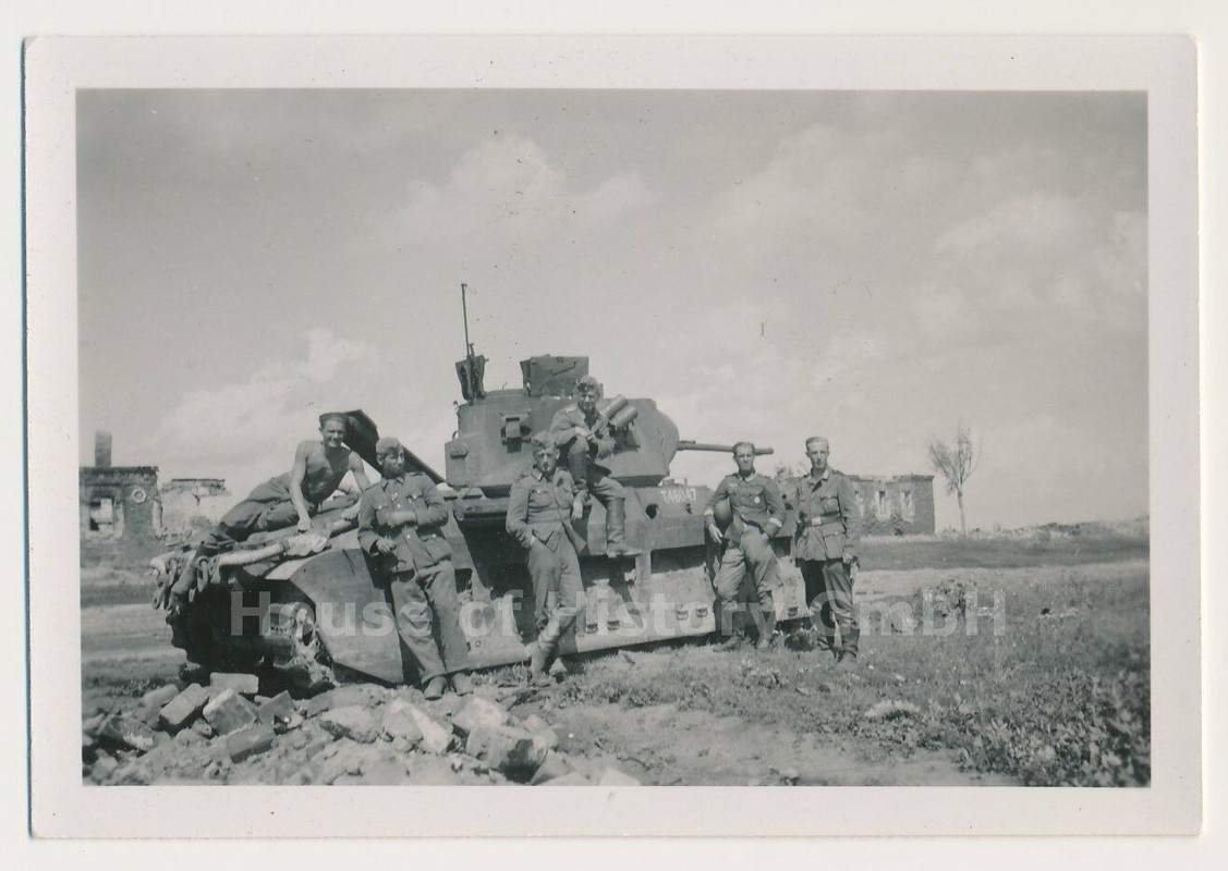 125174, Foto- Abgeschossener Panzer vom Typ Matilda (Mark II) in Russland