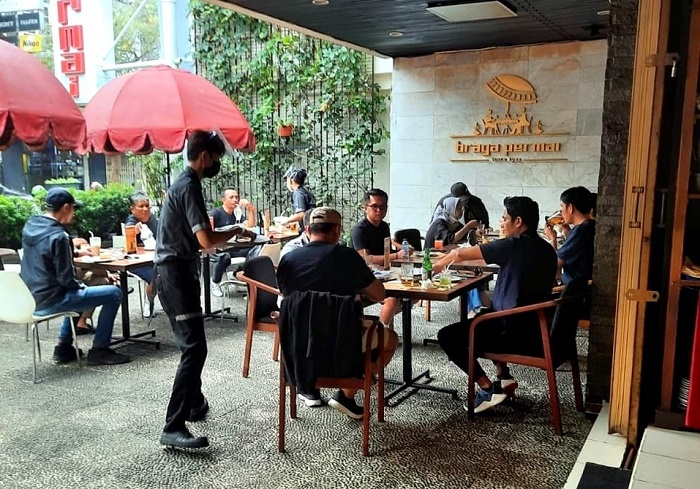 Braga Permai, restoran legendaris di Bandung untuk makan siang enak. Lokasinya dekat hotel hingga tempat sewa motor.