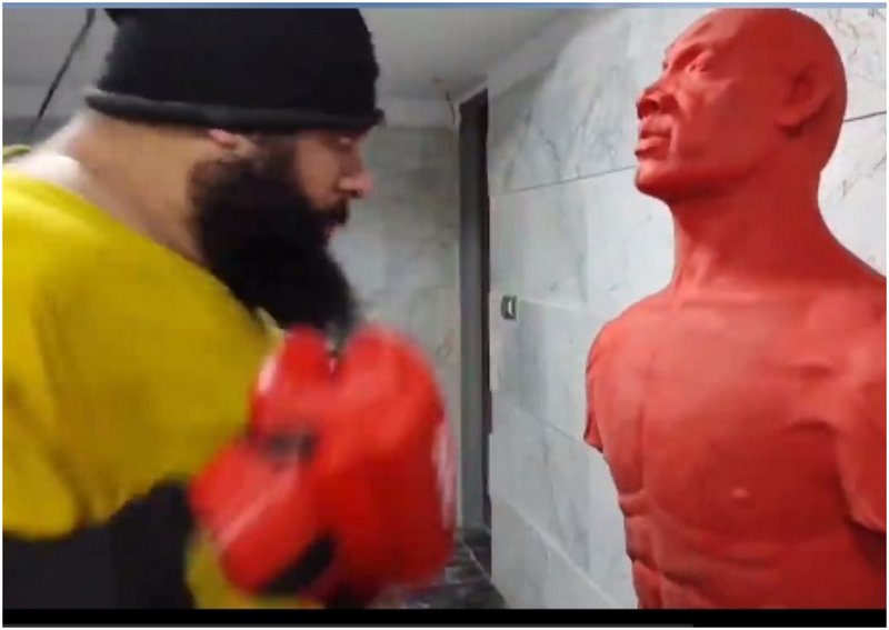 Иранския Хълк показа как ще нокаутира Мартин Форд