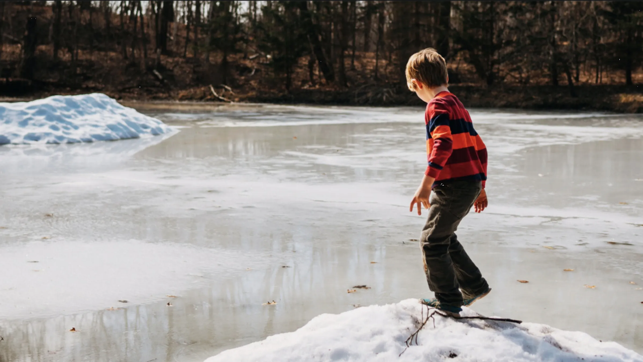 Lago congelado colapsa y mueren cuatro niños, en Inglaterra