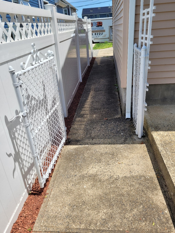 Woodchip Fence NE 20220523