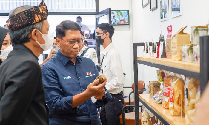 Direktur Utama PT KAI (Persero) Didiek Hartantyo bersama Kepala Dinas KUKM Bandung Atet Dedi melakukan peninjauan produk UMK dan melakukan transaksi pembelanjaan di Teras UMK Stasiun Bandung, Kamis (10/11/2022).