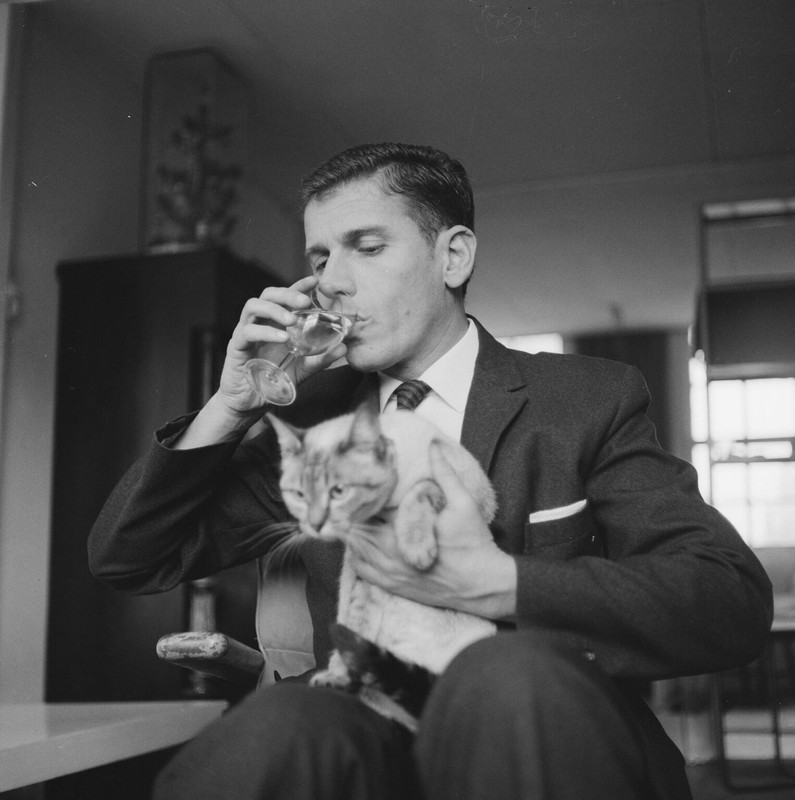 19631128-Gerard-Reve-met-kat-en-glas-wijn-Foto-Broers-F-N-Anefo-Nationaal-Archief-1526x1536