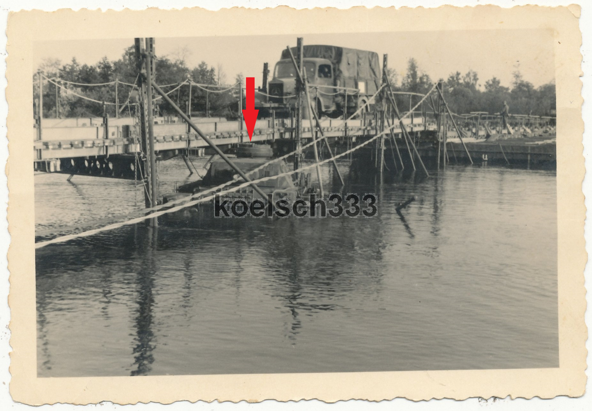 Foto Mercedes Benz LKW auf Kriegsbrücke über einem Panzer III in einem Fluss ...
