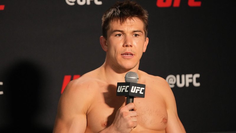 Александър Ернандес срещу Кърт Холобо на UFC Vegas 104