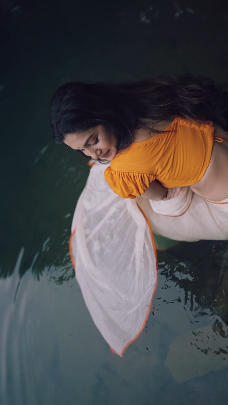 cute sexy malayali model sexy wet navel and boobs in kerala saree.mp4_snapshot_00.25.932