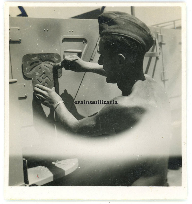 Orig. Foto Soldat malt DAK Wappen auf Mannschaftswagen Kübelwagen in Afrika 1941