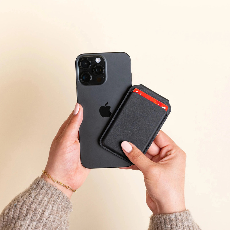 La cartera Satechi funcionando como soporte para el iPhone en modo horizontal.