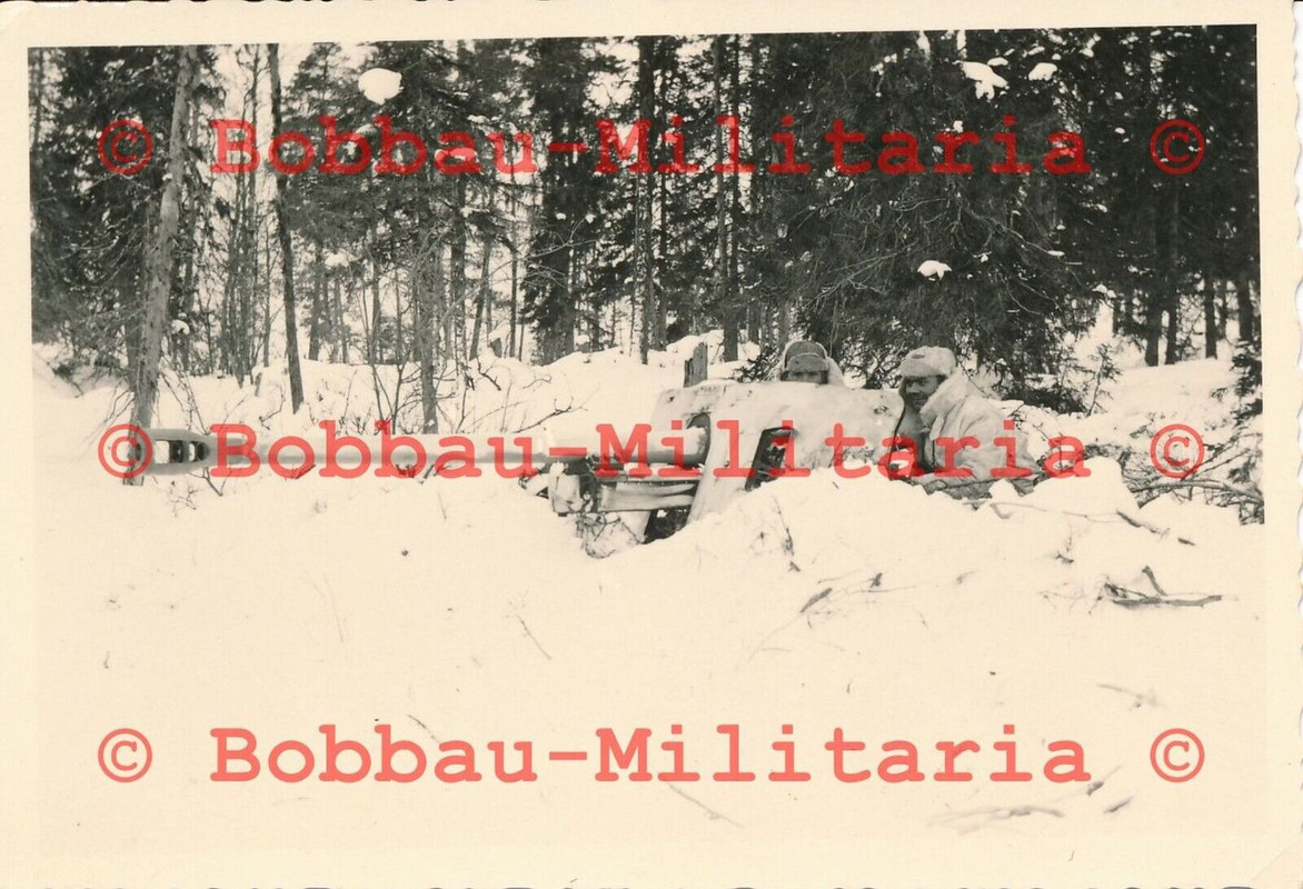 Foto Wehrmacht Soldaten mit 5cm PaK 38 Geschütz in weißer Wintertarnung