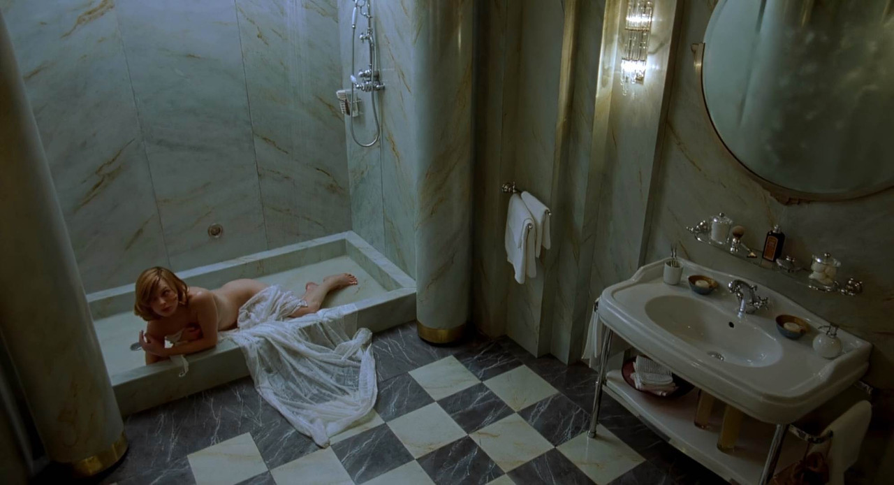 Resident Evil 2002 BluRay [Hindi + Tamil + Telugu + English] 480p, 720p, 1080p ESub Screenshot