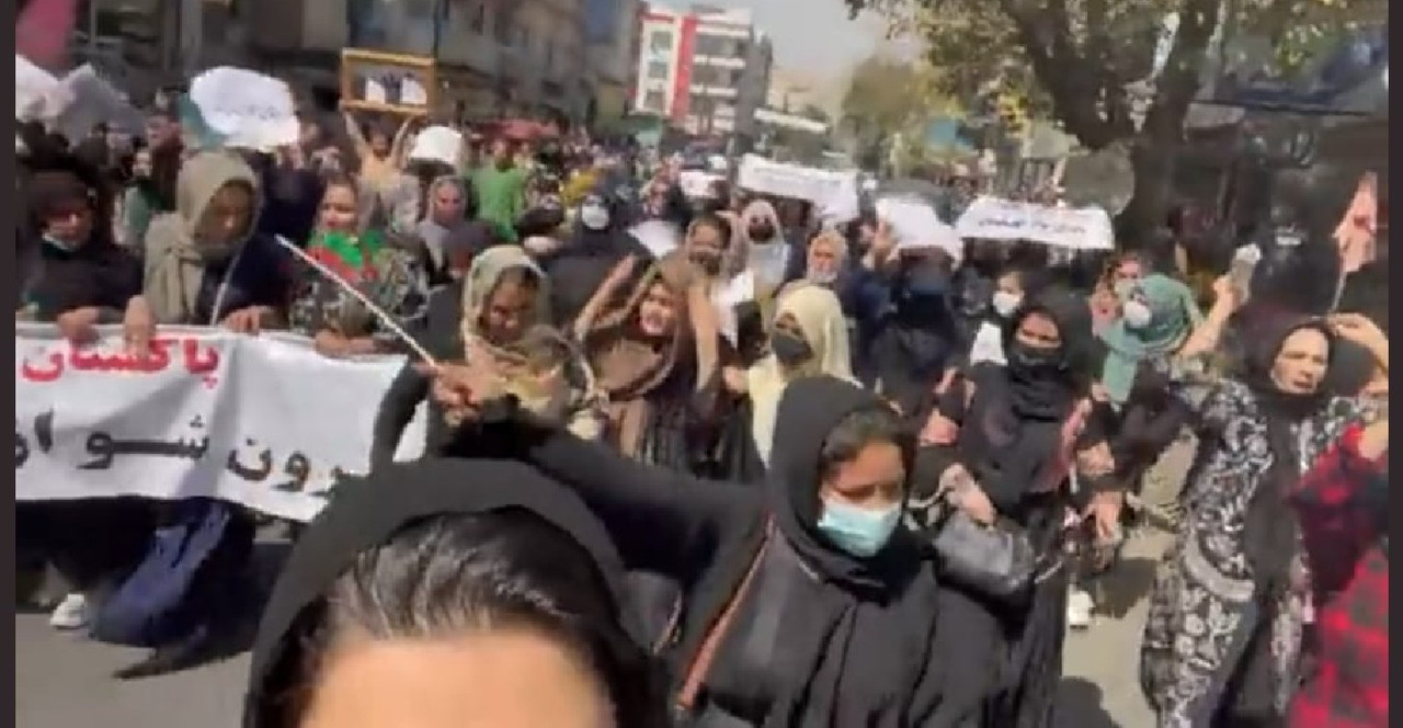 Mujeres manifestantes de Afganistán son atacadas con armas de fuego 