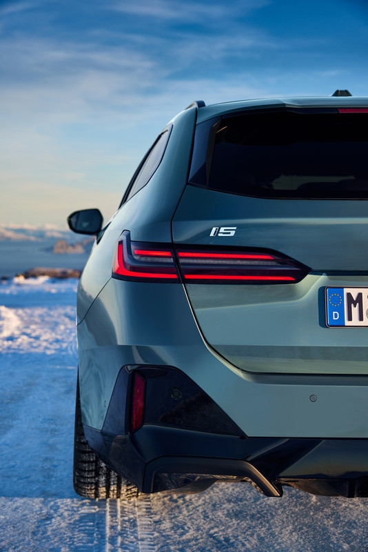 P90537261_highRes_the-new-bmw-i5-edriv