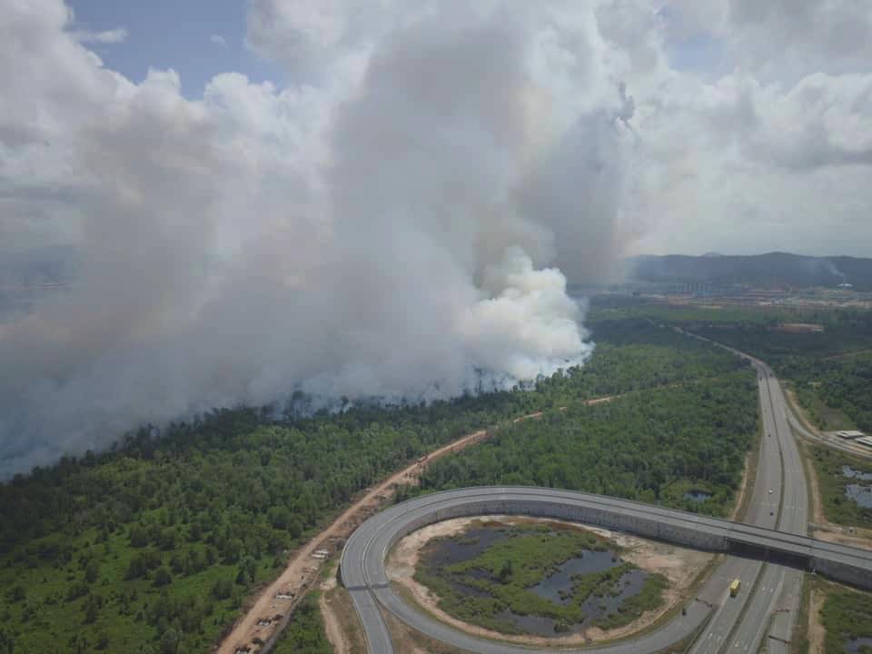 40 Hektar Hutan Gambut Di Kawasan Perindustrian Gebeng Terbakar Negeri Pahang