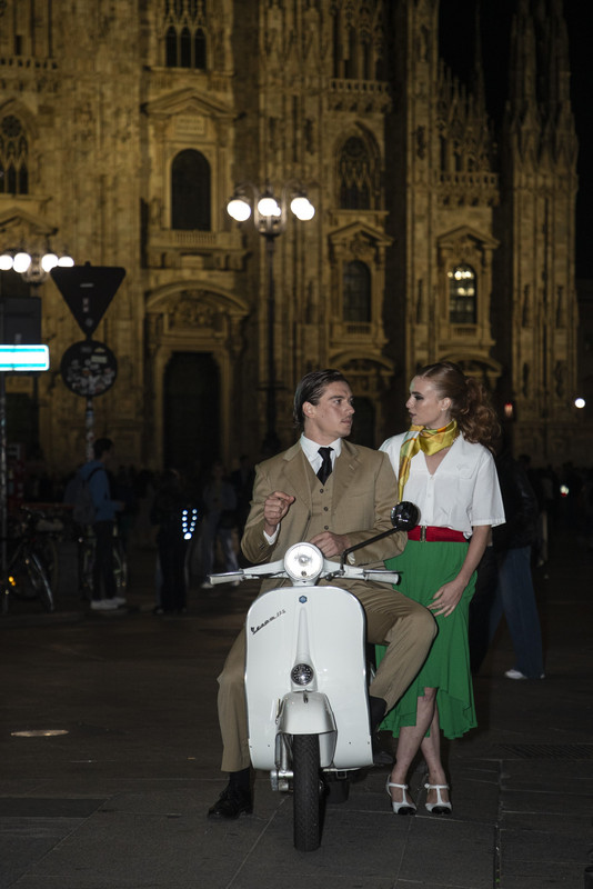 coppia con Vespa a Milano