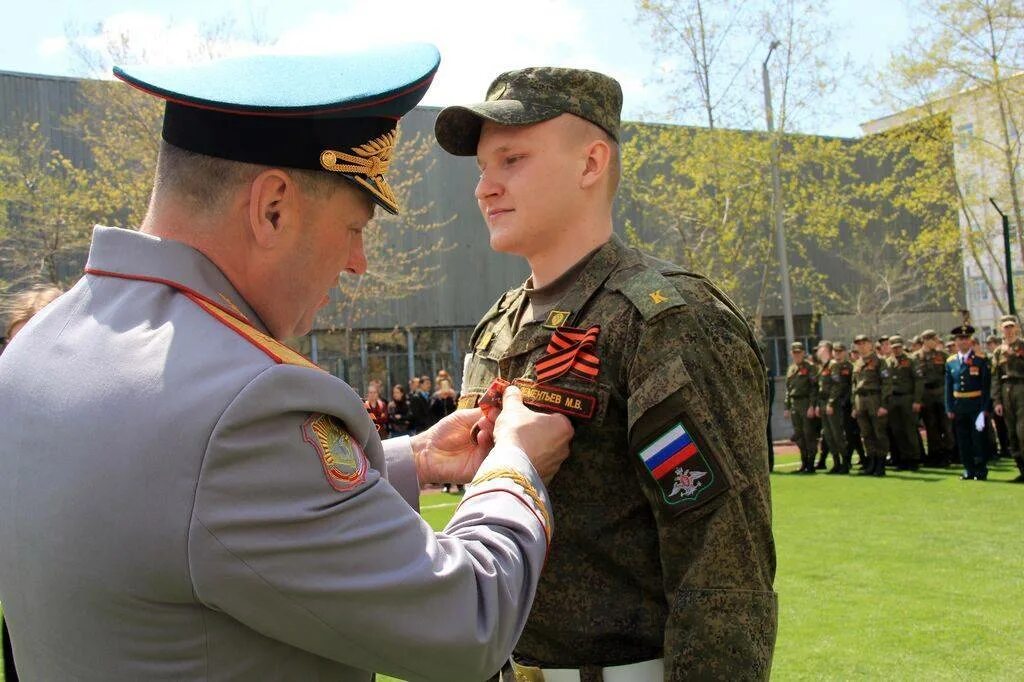 Офицеры суть солдатам. Награждение солдат. Награждение военнослужащих. Поощрение военнослужащих. Вручение военной награды.