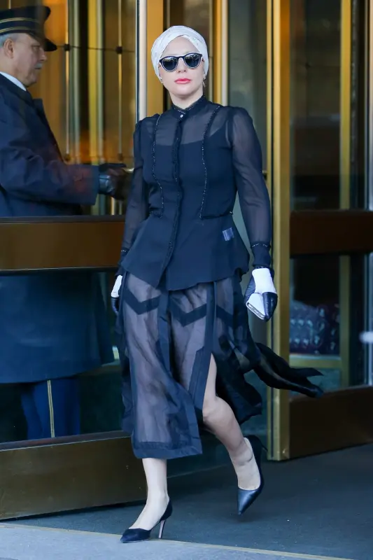 11-21-15-Leaving-her-apartment-in-NYC-00