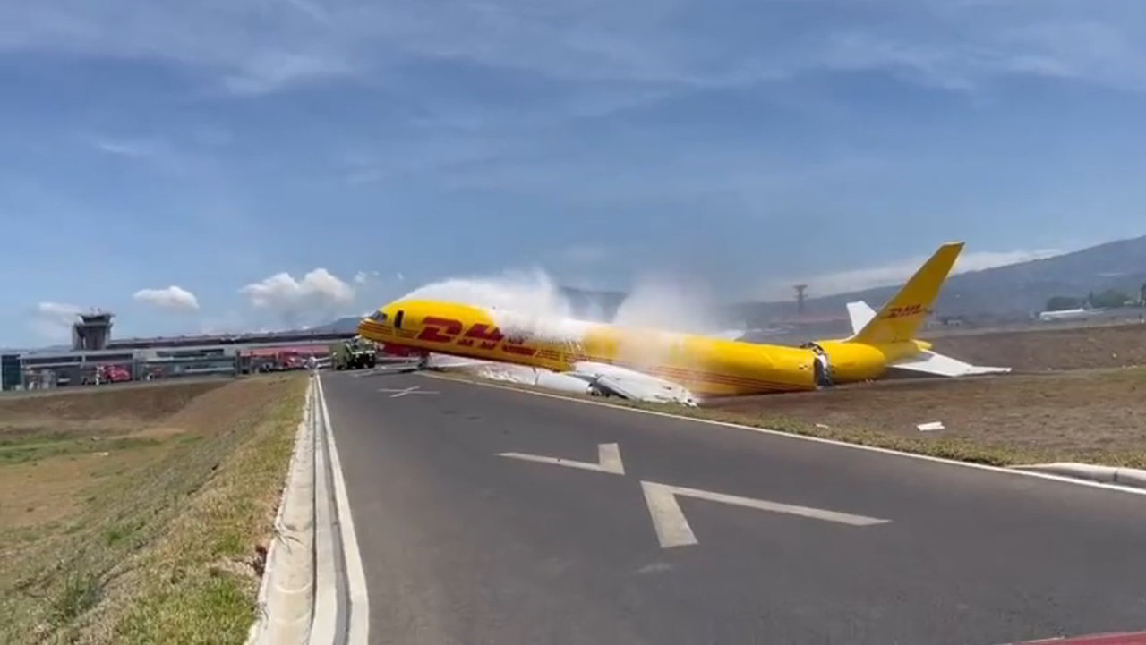 VIDEO: Aereo Cargo DHL si spezza in due al centro della pista dell'aeroporto