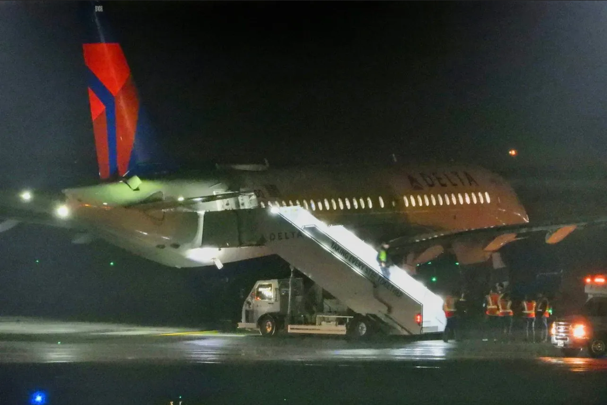 Encuentran muerto a un joven dentro del motor de un avión