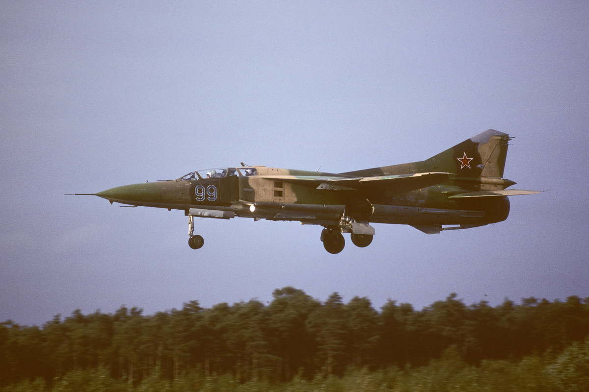 559 APIB Mig-23UB 99 Blue_60902016 (4)