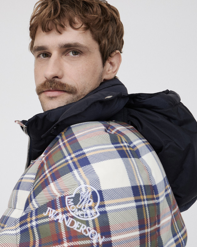 Moncler x JW Anderson FW25 – Piumino maschile a quadri multicolore Modello indossa il piumino a quadri multicolore della collezione Moncler x JW Anderson FW25