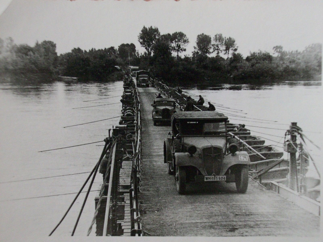 Kübelwagen Adler Typ 3 Gd ,Kriegsbrücke über die