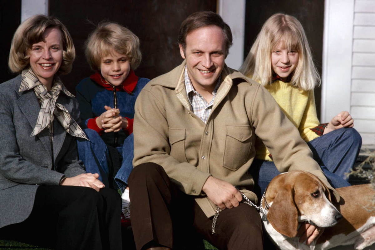 Dick Cheney with his wife, daughters and a pet dog during 1978