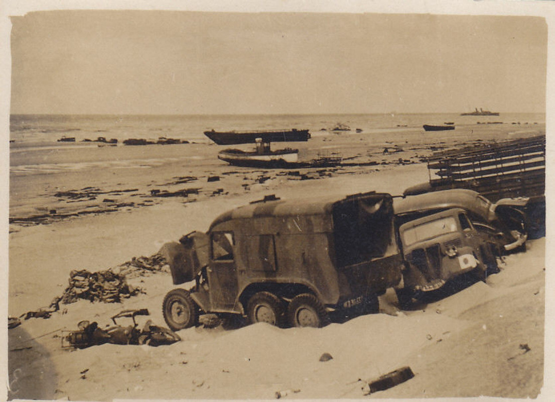 Engl. Fahrzeuge am Strand in Dünkirchen Frankrei