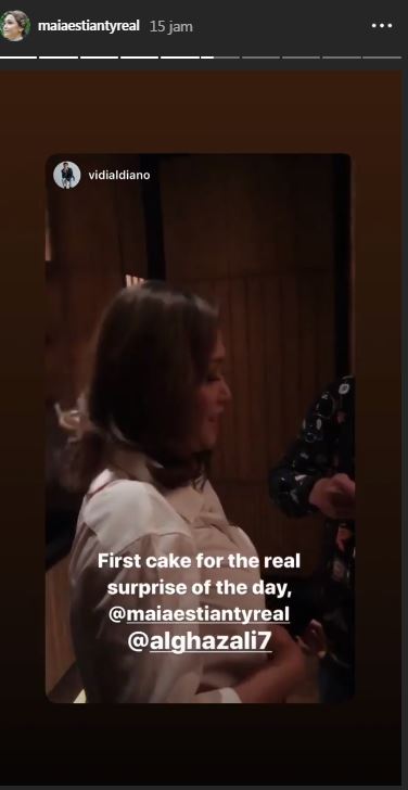 Maia Estianty tampak mengelus perutnya takut gemuk karena sedang lakukan diet keto.