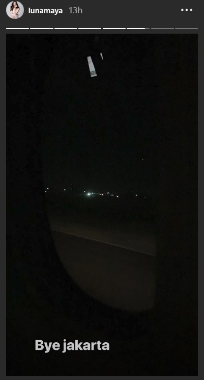 Luna Maya menuliskan caption 'Bye Jakarta' di instastory miliknya Rabu (27/2/2019)