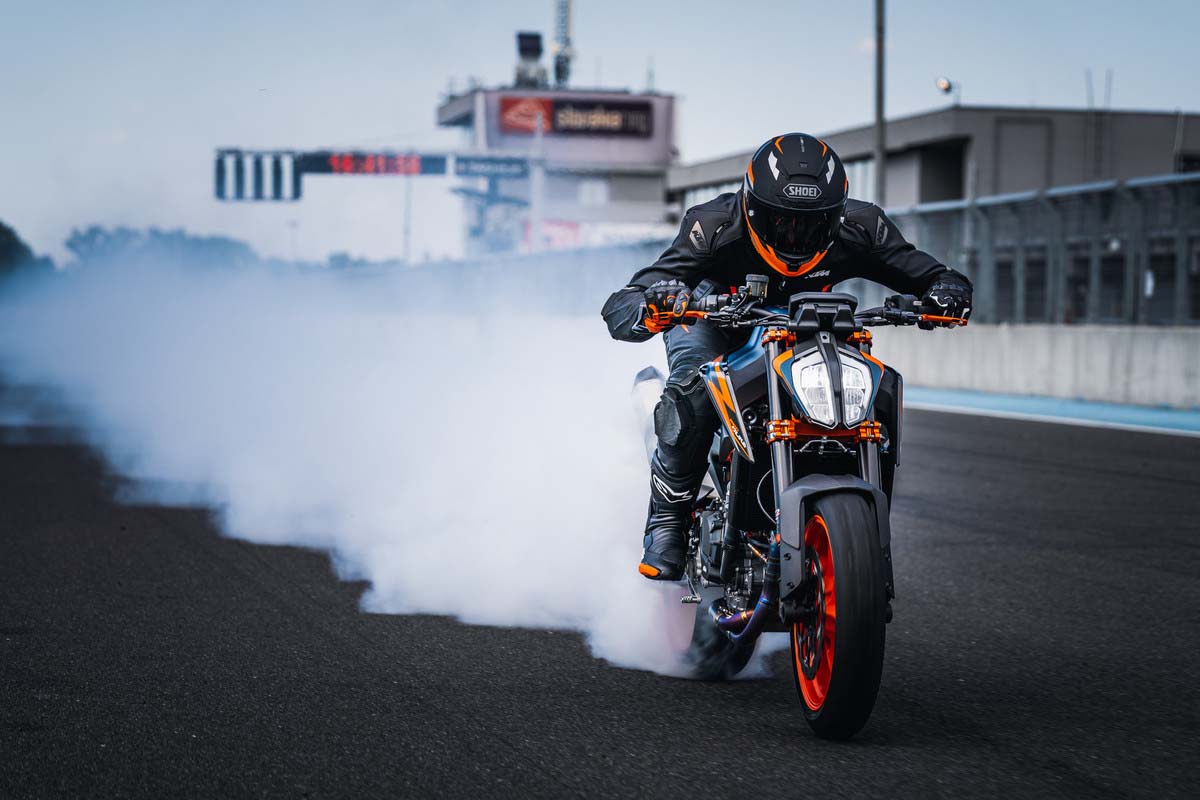 Новые расцветки KTM 890 Duke R 2022