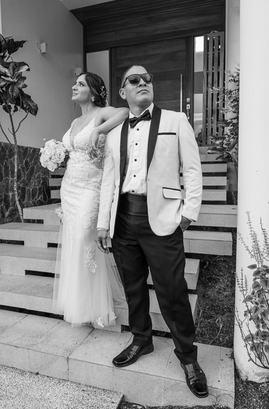 Esposos posando en blanco y negro después de la boda