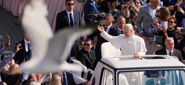 Papa Leone XIV, l'abbraccio di una persona amica dans Articoli di Giornali e News Santo-Padre-Leone-XIV