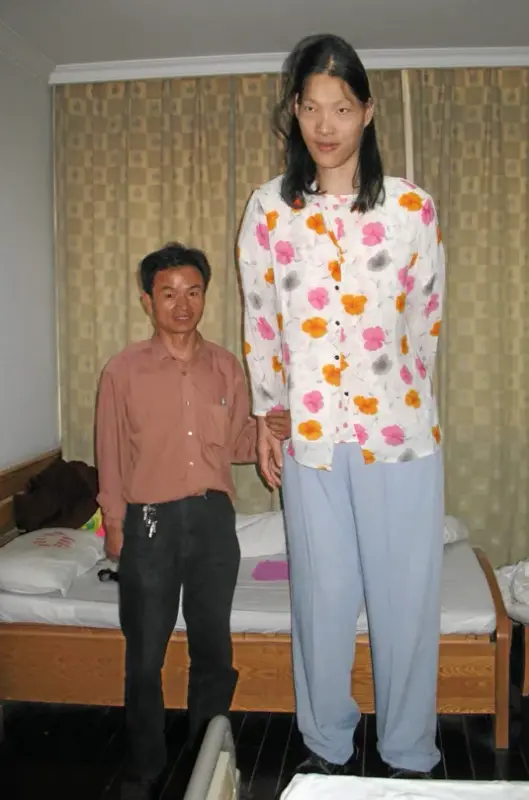 Poned fotos en las que en una pareja ella sea mal alta que el....con diferencia