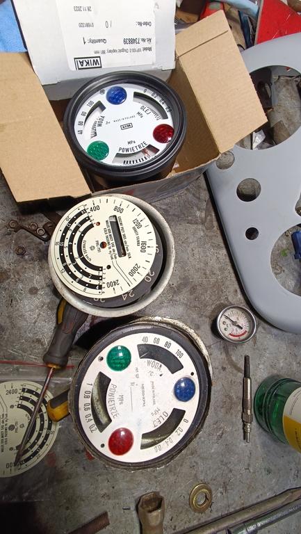 Kolor i odcień blatów wskazników 1