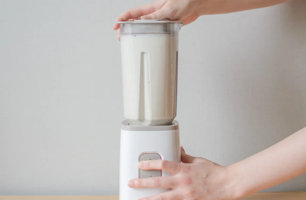 ¿Qué frutas no se deben mezclar en un batido con leche?