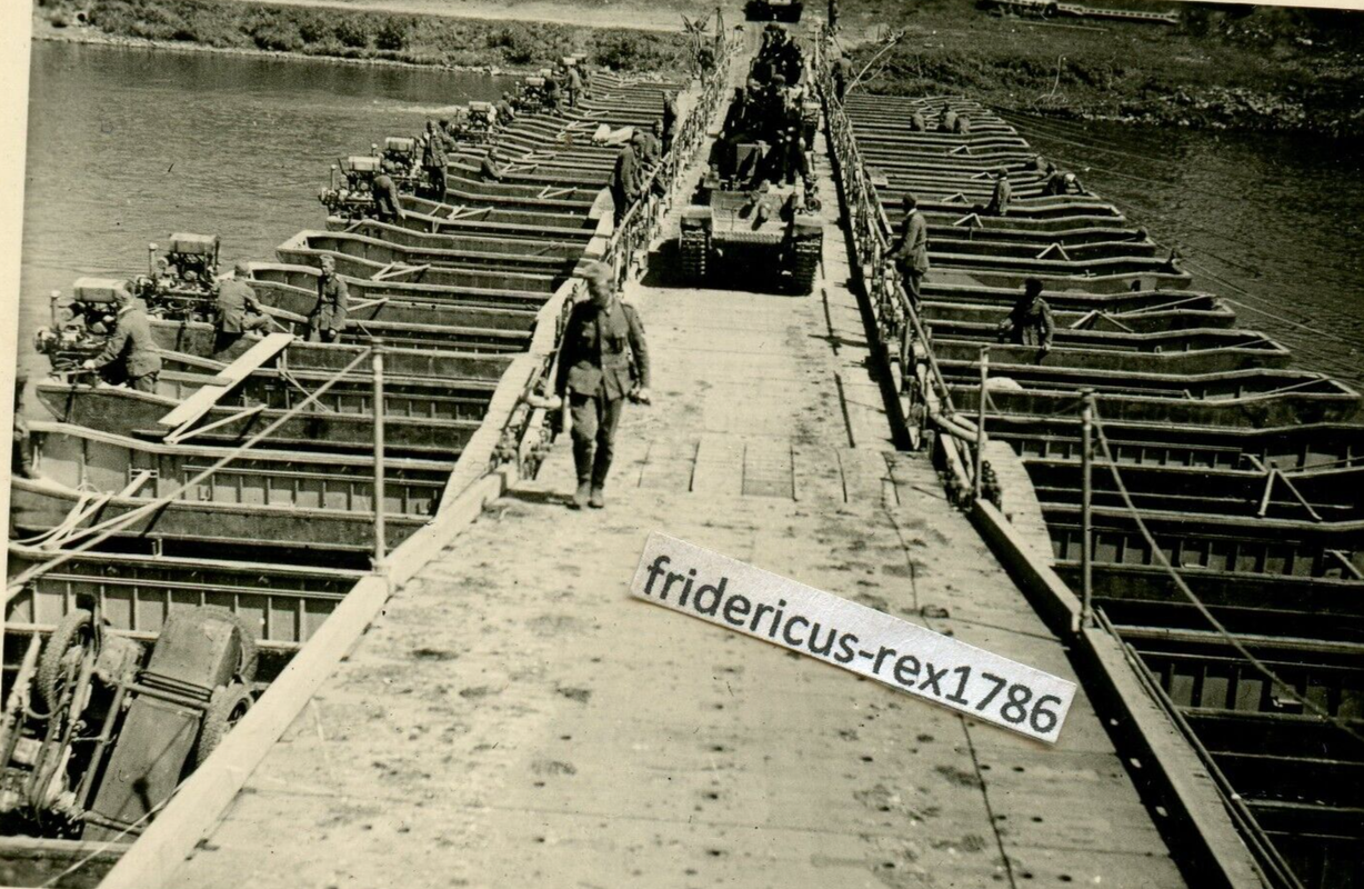 Foto Pz.Abt. Panzer LT vz. 35 Skoda PzKpfw. 35 t fahrt über Pionierbrücke