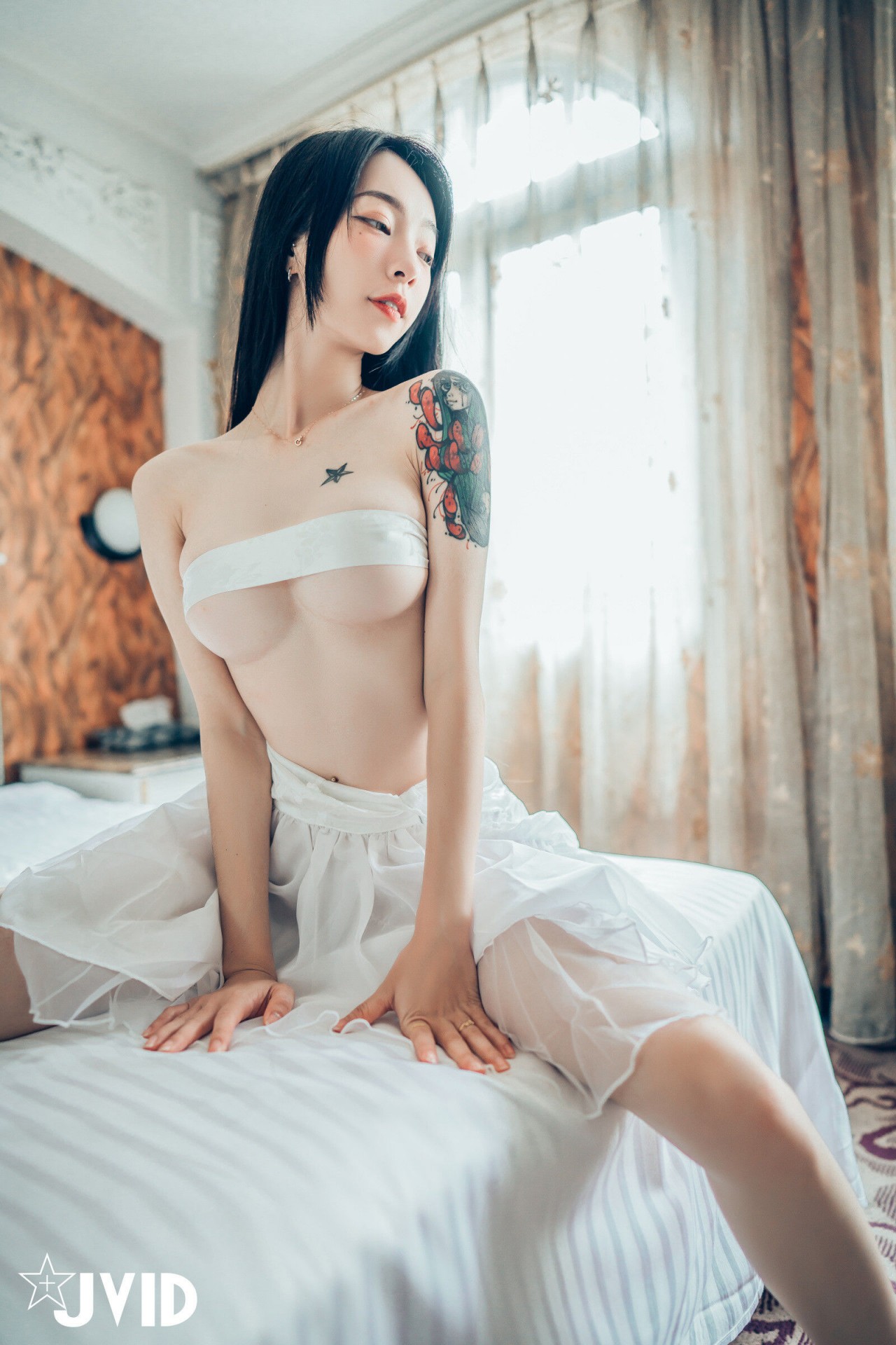 jvid 露出 色色旗袍写真，复古窗边的红衣纹身女孩插图3