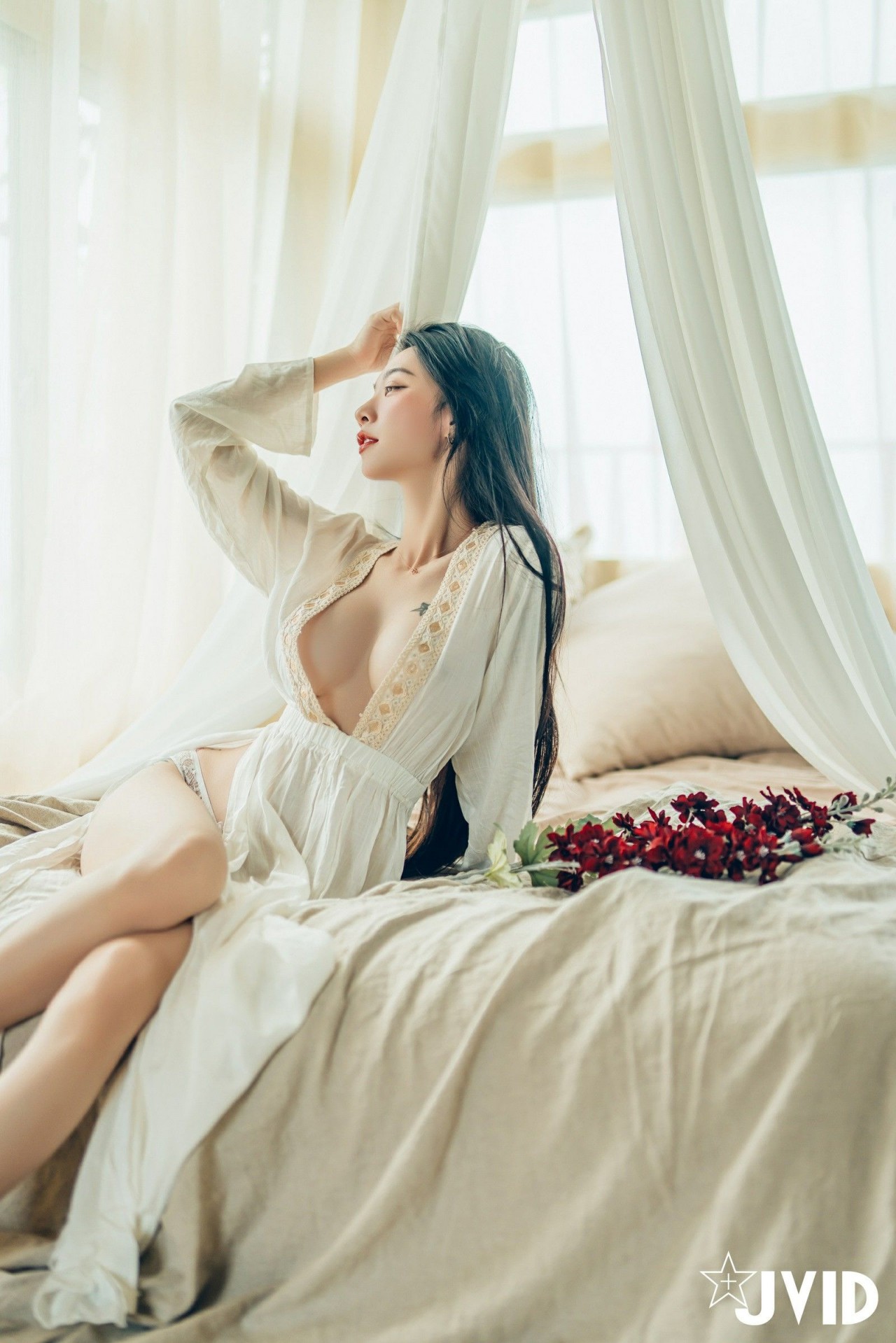 jvid 飄 飄《女神比基尼》美女写真，躺在浴缸场景，尽显性感姿态插图1