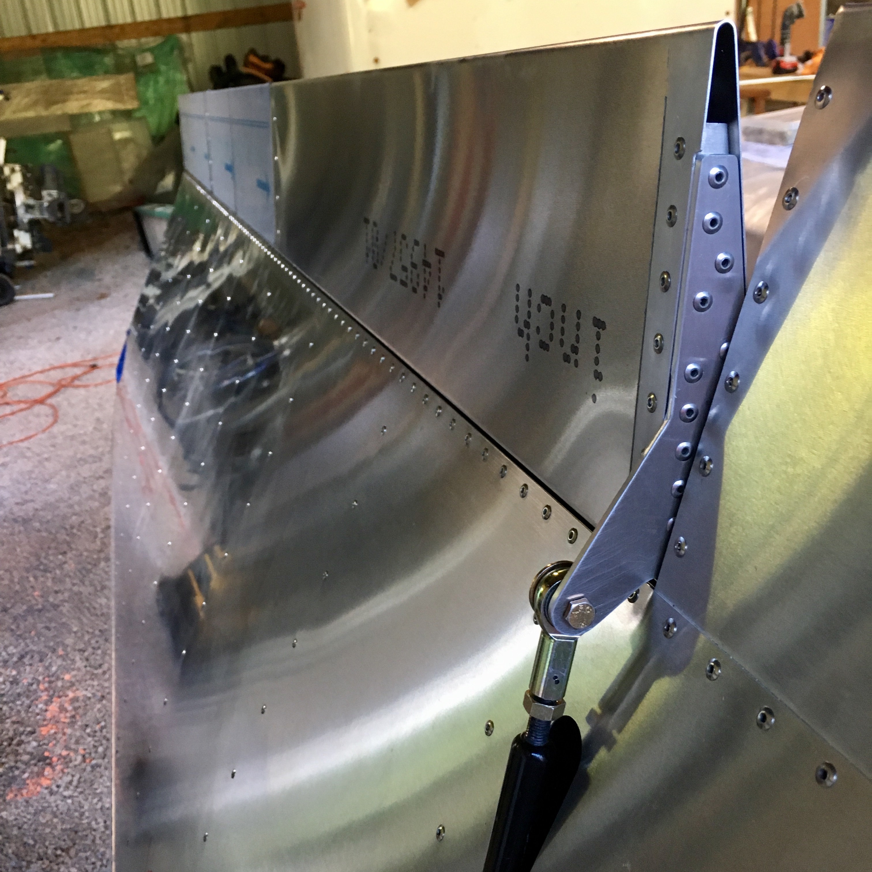 Wing Riveting Aileron left wing rivet inboard bottom — Postimages