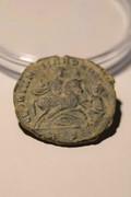 AE2 de Magnencio. GLORIA ROMANORVM. Emperador  a caballo a dcha. Roma. 338