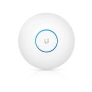 Access Point UniFi 6 Plus instalado discretamente no teto de um escritório