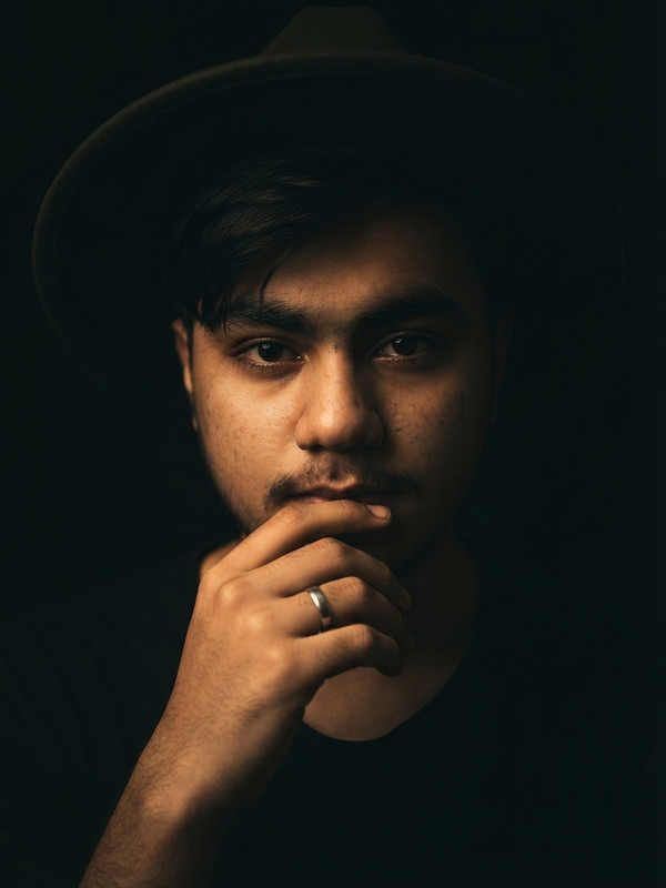 Wide-Brim Hat Ring Hand AI Portrait Prompt | Moody Prompt Craft