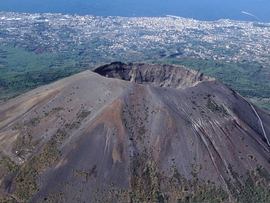 Turista cade nel Vulcano Vesuvio per cercare di recuperare il cellulare dopo selfie fallito