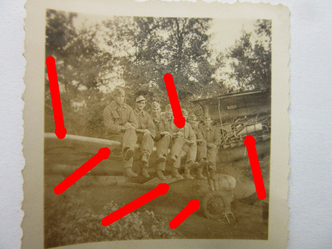 Foto JG 53 Luftwaffe BF 109 Flugzeug Mechaniker Piloten auf Jagdflugzeug Jabo (1)