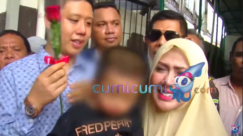 Rey Utami menangis betemu anak