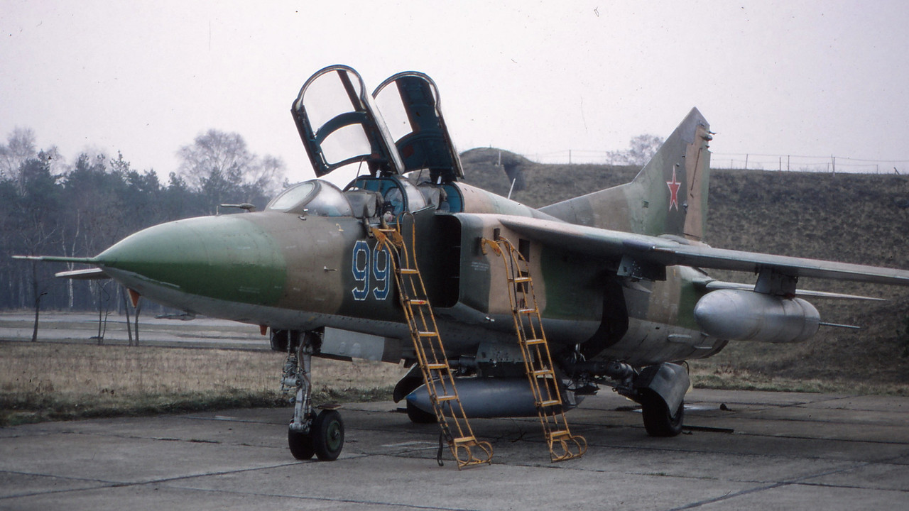 559 APIB Mig-23UB 99 Blue_60902016_3
