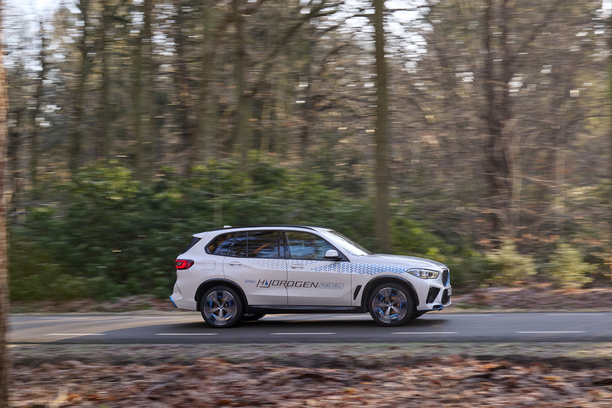 P90494365_highRes_bmw-ix5-hydrogen-on-